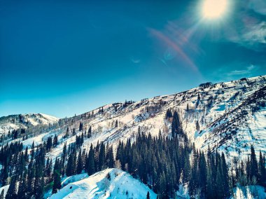 Panoramik hava manzarası: güzel bahar manzarası: Kazakistan 'daki Ulba nehri kış uykusundan uyanıyor - buz kayması - dağlarda eriyip gidiyor, parlak güneş parlıyor, Kazakistan