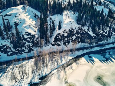 Panoramik hava manzarası: güzel bahar manzarası: Kazakistan 'daki Ulba nehri kış uykusundan uyanıyor - buz kayması - dağlarda eriyip gidiyor, parlak güneş parlıyor, Kazakistan