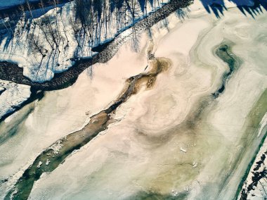 Panoramik hava manzarası: güzel bahar manzarası: Kazakistan 'daki Ulba nehri kış uykusundan uyanıyor - buz kayması - dağlarda eriyip gidiyor, parlak güneş parlıyor, Kazakistan