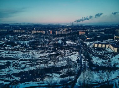 Panoramik hava manzarası: güzel bahar manzarası: Kazakistan 'daki İrlandalı nehir kış uykusundan uyanıyor - buz sürükleniyor - kar ve buz gün batımında eriyor, Kazakistan