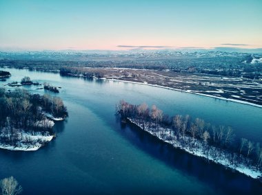 Panoramik hava manzarası: güzel bahar manzarası: Kazakistan 'daki İrlandalı nehir kış uykusundan uyanıyor - buz sürükleniyor - kar ve buz gün batımında eriyor, Kazakistan