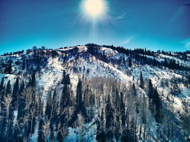 Panoramik hava manzarası: güzel bahar manzarası: Kazakistan 'daki Ulba nehri kış uykusundan uyanıyor - buz kayması - dağlarda eriyip gidiyor, parlak güneş parlıyor, Kazakistan