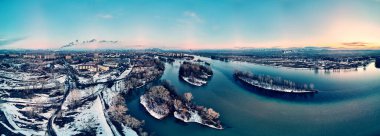 Panoramik hava manzarası: güzel bahar manzarası: Kazakistan 'daki İrlandalı nehir kış uykusundan uyanıyor - buz sürükleniyor - kar ve buz gün batımında eriyor, Kazakistan