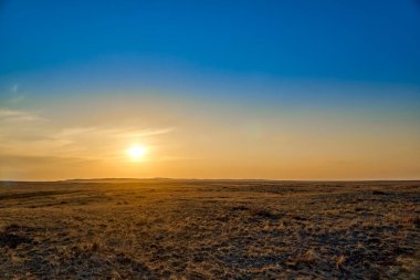 Panoramik manzara: güzel bahar manzarası: bahar aylarında büyük bozkır kış uykusundan uyanır - kar ve buz yeni erimiş, gün batımı, Kazakistan (Kazakistan))