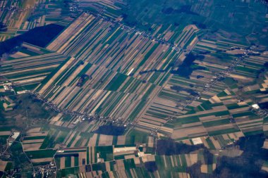 Güzel panoramik hava manzarası - Vistula nehri ve tarlalarının en üst manzarası - gün batımında Varşova 'ya (Polonya) inen uçağın penceresinden görülüyor.