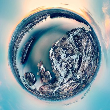 Panoramik hava manzarası: güzel bahar manzarası: Kazakistan 'daki İrlandalı nehir kış uykusundan uyanıyor - buz sürükleniyor - kar ve buz gün batımında eriyor, Kazakistan
