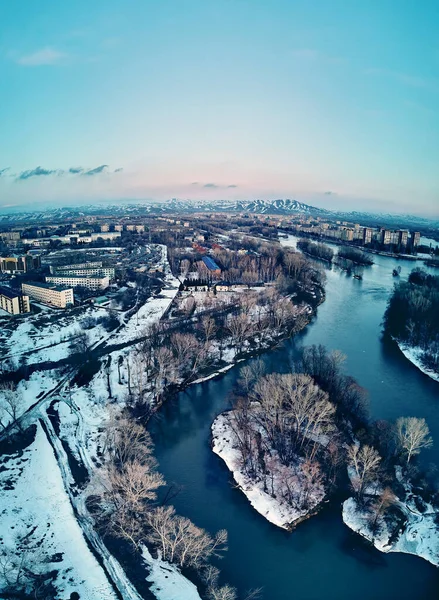 Panoramik hava manzarası: güzel bahar manzarası: Kazakistan 'daki İrlandalı nehir kış uykusundan uyanıyor - buz sürükleniyor - kar ve buz gün batımında eriyor, Kazakistan