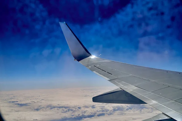 美丽的全景空中景观 俯瞰飞机机翼 云彩和地面的顶部景观 — 图库照片