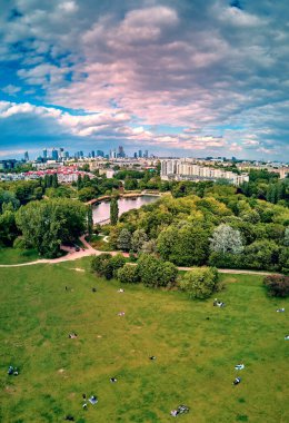 Polonya 'nın Varşova bölgesindeki Ochota bölgesinde eski bir köy olan Szczesliwice Park' ta günbatımının muhteşem panoramik manzarası.