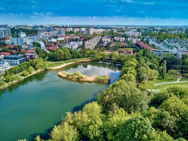 Polonya 'nın Varşova bölgesindeki Ochota bölgesinde eski bir köy olan Szczesliwice Park' ta günbatımının muhteşem panoramik manzarası.