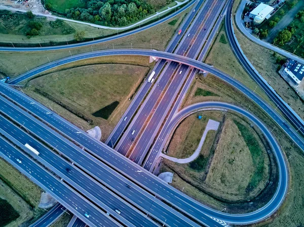 南ワルシャワバイパスの高速道路の夕日の美しいパノラマの空中ドローンビュー ポーランド ワルシャワのミチョロヴィツェ地区 Opaczコロニア ポーランド — ストック写真