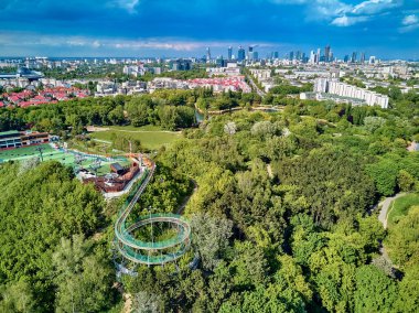 Polonya 'nın Varşova bölgesindeki Ochota bölgesinde eski bir köy olan Szczesliwice Park' ta günbatımının muhteşem panoramik manzarası.