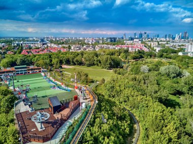 Polonya 'nın Varşova bölgesindeki Ochota bölgesinde eski bir köy olan Szczesliwice Park' ta günbatımının muhteşem panoramik manzarası.