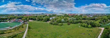 Polonya 'nın Varşova bölgesindeki Ochota bölgesinde eski bir köy olan Szczesliwice Park' ta günbatımının muhteşem panoramik manzarası.