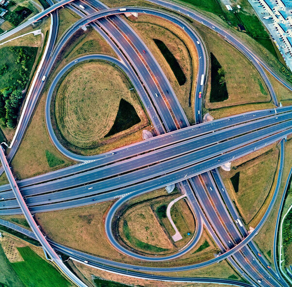 Красивый панорамный вид с дрона на закат на автостраде над южным путепроводом Warsaw (польский: POW), район Михаловице в Warsaw, Opacz Kolonia, Польша
