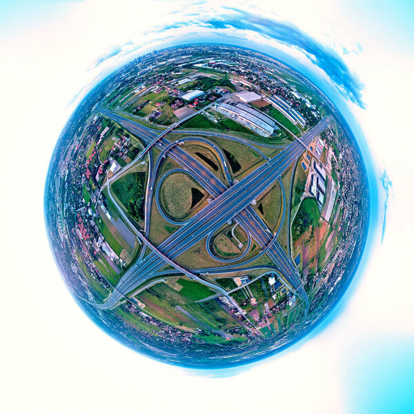 Красивый панорамный вид с воздушного беспилотника (сферическая панорама маленькой планеты) на закат на автостраде южного обхода Варшавы, район Михаловице в Варшаве, Опач Колония, Польша
