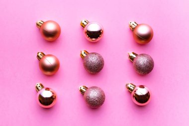 Pembe arka planda izole edilmiş Noel süsleme topları. Xmas deseni. Düz yatıyordu. Kalıp kış kabarcığı konsepti