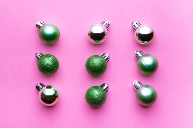 Xmas geçmişi. Pembeye izole edilmiş Noel süsleme topları. Soyut kış konsepti. Düz yatıyordu