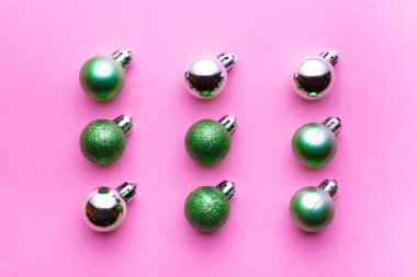 Noel arkaplanı. Pembeye izole edilmiş Xmas topları. Baloncuk desenli dekorasyon. Düz yatıyordu. Kış konsepti