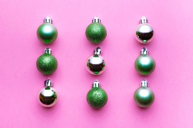 Pembe arka planda izole edilmiş Noel süsleme topları. Xmas deseni. Düz yatıyordu. Kalıp kış kabarcığı konsepti