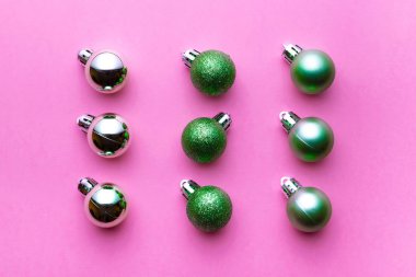 Pembe arka planda izole edilmiş Xmas topları. Noel balonu desenli dekorasyon. Düz yatıyordu. Kış konsepti