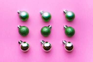 Pembe arka planda izole edilmiş Noel süsleme topları. Xmas deseni. Düz yatıyordu. Kalıp kış kabarcığı konsepti