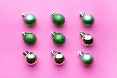 Pembe arka planda izole edilmiş Noel süsleme topları. Xmas deseni. Düz yatıyordu. Kalıp kış kabarcığı konsepti