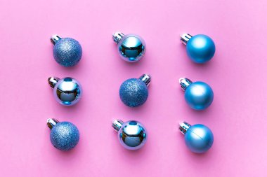 Noel arkaplanı. Pembeye izole edilmiş Xmas topları. Baloncuk desenli dekorasyon. Düz yatıyordu. Kış konsepti