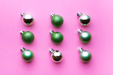 Xmas geçmişi. Pembeye izole edilmiş Noel süsleme topları. Soyut kış konsepti. Düz yatıyordu