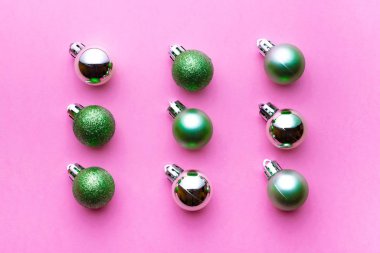 Pembe arka planda izole edilmiş Xmas topları. Noel balonu desenli dekorasyon. Düz yatıyordu. Kış konsepti