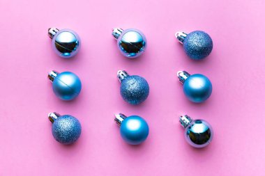 Noel arkaplanı. Pembeye izole edilmiş Xmas topları. Baloncuk desenli dekorasyon. Düz yatıyordu. Kış konsepti