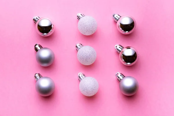Palle di Natale isolate su sfondo rosa. Decorazione modello bolla di Natale. Piatto. Idea invernale — Foto Stock