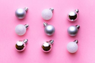 Pembe arka planda izole edilmiş Noel süsleme topları. Xmas deseni. Düz yatıyordu. Kalıp kış kabarcığı konsepti