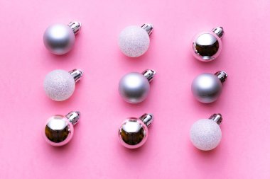 Noel arkaplanı. Pembeye izole edilmiş Xmas topları. Baloncuk desenli dekorasyon. Düz yatıyordu. Kış konsepti