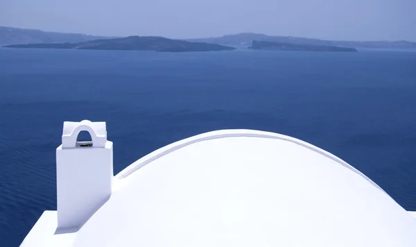 Techo Blanco Sobre Mar Azul — Foto de Stock