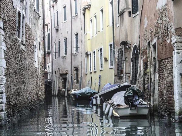 Kanal mit Gondeln in Venedig — Stockfoto