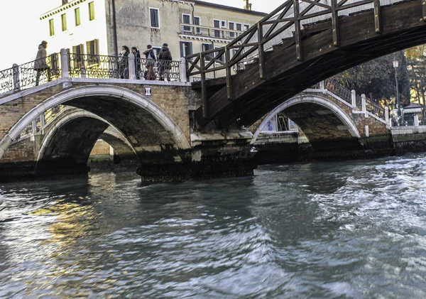 Canal panorámico con puente y edificios — Foto de Stock