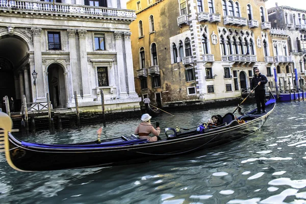 Gondola na kanálu v Benátkách — Stock fotografie