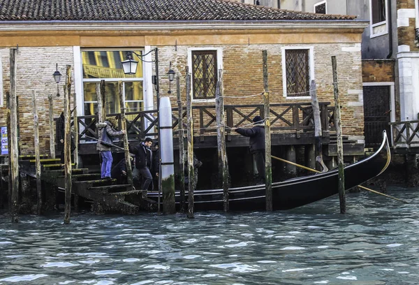 Venedik 'teki kanalda gondol — Stok fotoğraf