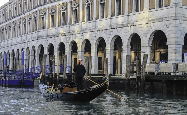 Gondola a csatornán Velencében — Stock Fotó