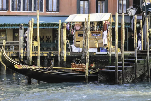 Gondola a csatornán Velencében — Stock Fotó