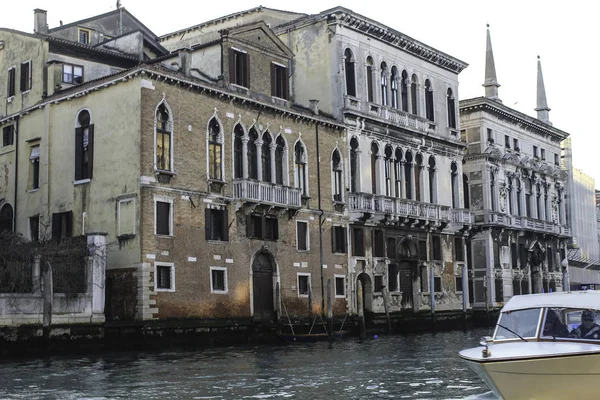 Lodě na kanál v Benátkách — Stock fotografie