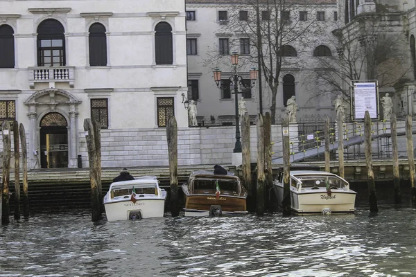 Boote auf kanal in venedig — Stockfoto