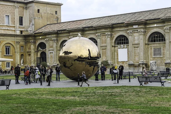 Bola dourada do Vaticano — Fotografia de Stock