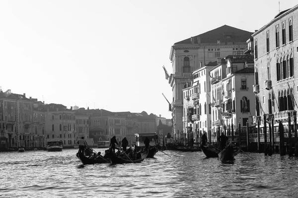 Gondoles naviguant sur le canal — Photo