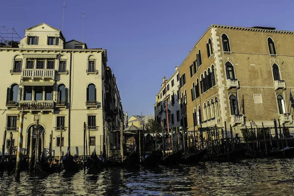 Gôndolas no canal em Veneza — Fotografia de Stock