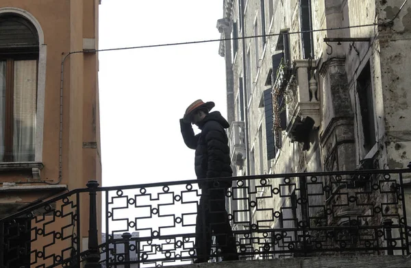 Homem caminhando sobre ponte Imagem De Stock