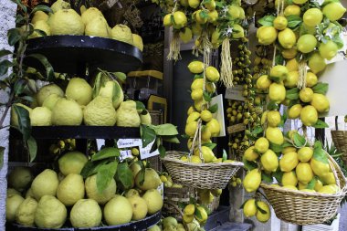 Tam ham ve olgun limon 