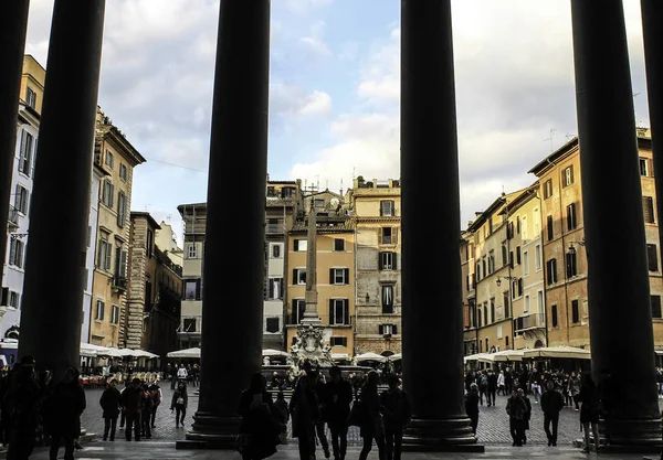 Colunas na praça da cidade velha — Fotografia de Stock