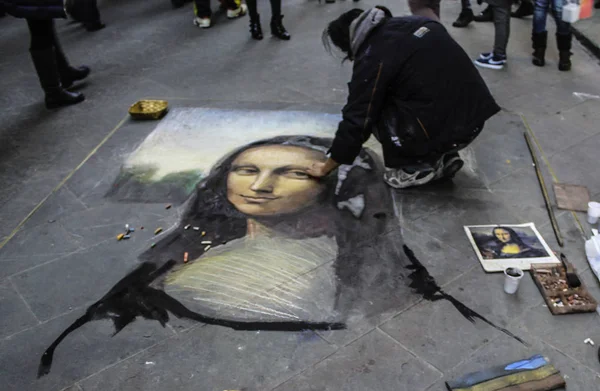 Homem pintura Mona Lisa — Fotografia de Stock